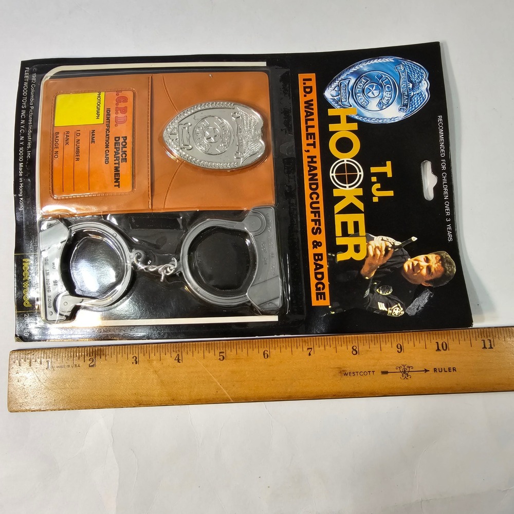Vintage 1982 TJ Hooker Police Toy Set ID Wallet Handcuffs Badge Warped card - Picture 6 of 7